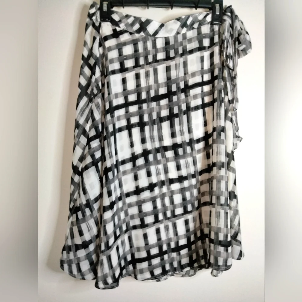 Elle (Size M) Black & White Window Pull-on Waist Side Tie Wrap Front Midi Skirt